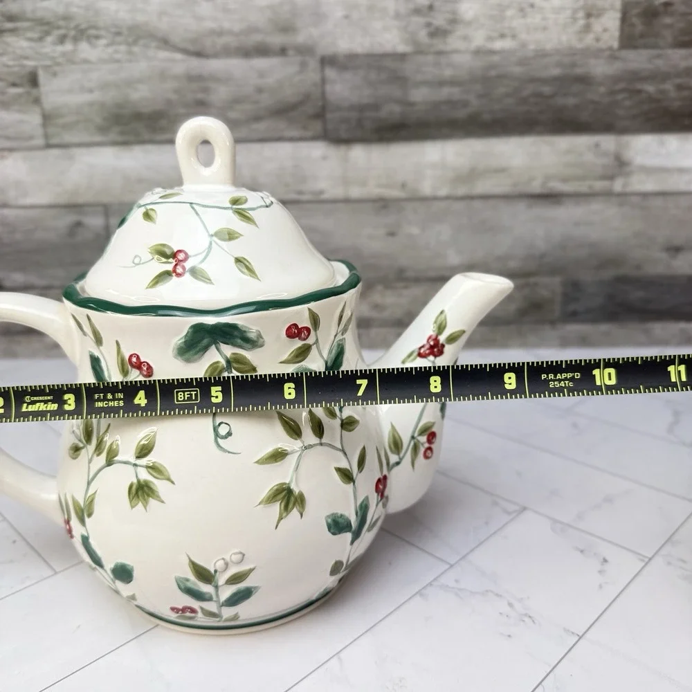 Pfaltzgraff Winterberry Sculpted Classic 6 Cups Teapot Tea Green Red Floral